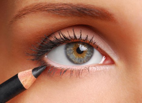Как красиво накрасить глаза карандашом