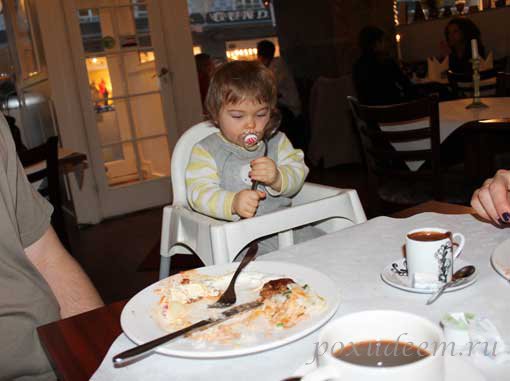 В ресторане у ребенка самая большая ложка